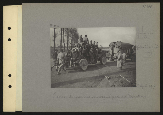 Ham (entre Guiscard et). Canon de marine remorqué par un tracteur