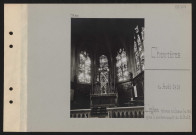 Chevrières. L'église : vitraux du chœur (de 1540) après le bombardement du 10 août