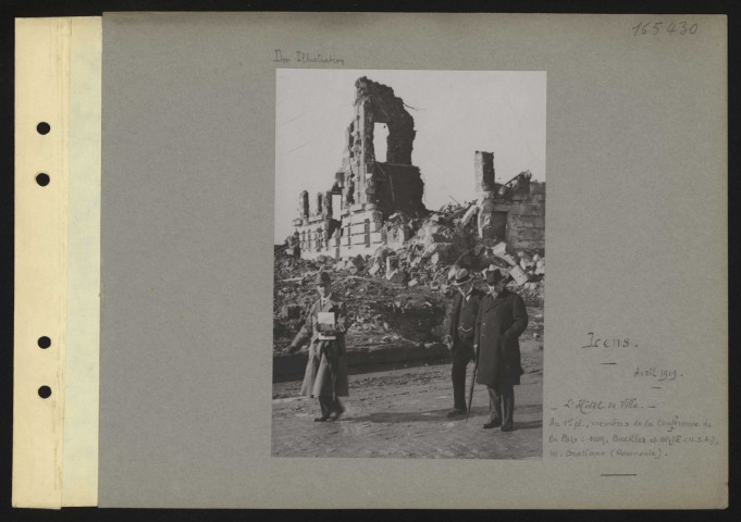 Lens. L'hôtel de ville. Au premier plan, membres de la Conférence de la paix : MM. Buckler et White (USA), M. Bratianu (Roumanie)