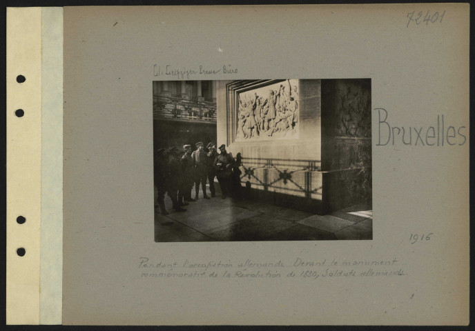 Bruxelles. Pendant l'occupation allemande. Devant le monument commémoratif de la Révolution de 1830, soldats allemands
