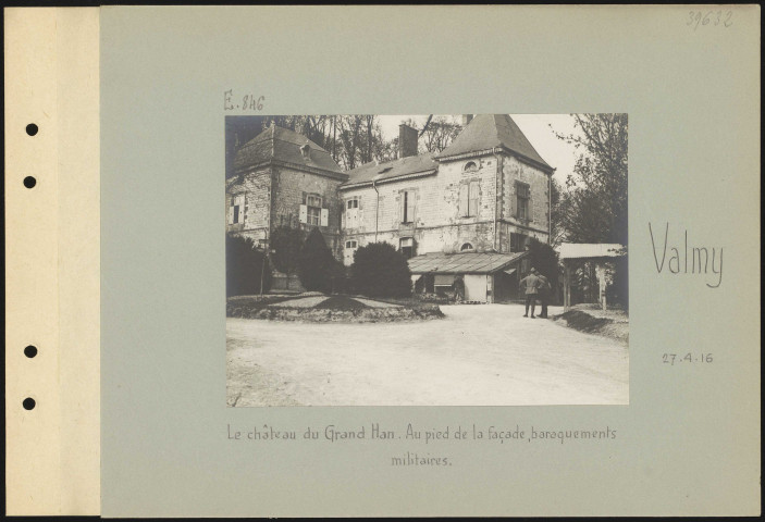 Valmy. Le château du Grand Han. Au pied de la façade, baraquements militaires
