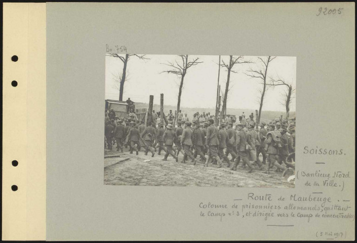 Soissons (banlieue nord de la ville). Route de Maubeuge. Colonne de prisonniers allemands, quittant le camp numéro 3, et dirigée vers le camp de concentration