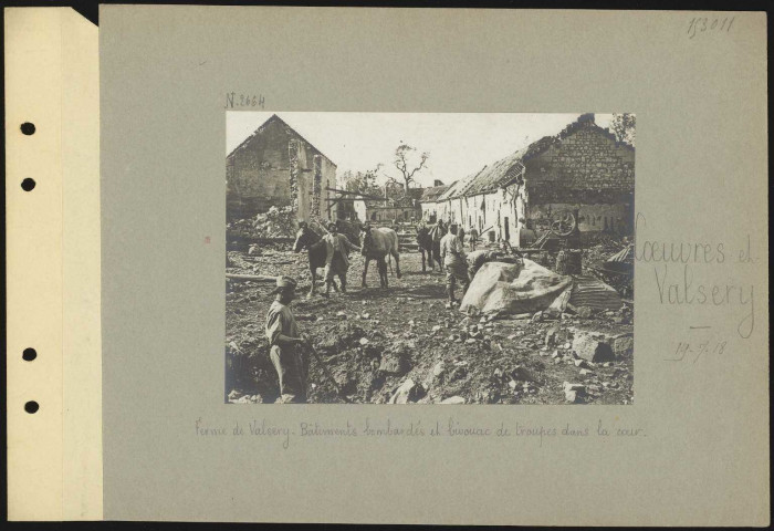 Coeuvres-et-Valsery. Ferme de Valsery. Bâtiments bombardés et bivouac de troupes dans la cour