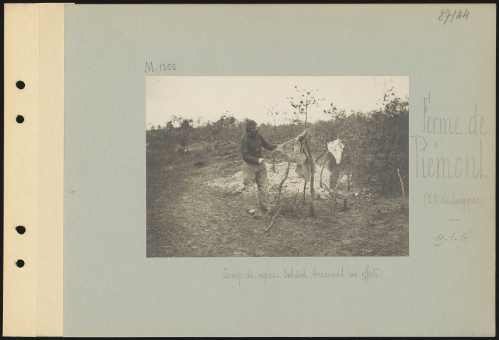 Ferme de Piémont (sud-ouest de Suippes). Camp de repos. Soldat brossant ses effets