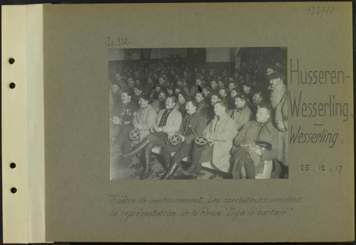 Hüsseren-Wesserling. Wesserling. Théâtre de cantonnement. Les spectateurs pendant la représentation de la revue "Il y a le barbelé"