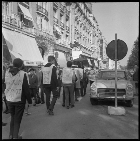 Marche antiatomique aux Champs-Elysées. À l'école