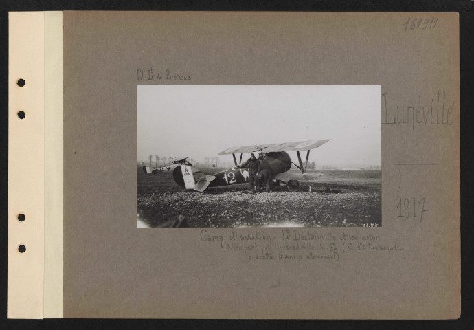 Lunéville. Camp d'aviation. Lieutenant Destainville et son avion Nieuport, de l'escadrille N 87 (le lieutenant Destainville a abattu quatre avions allemands)