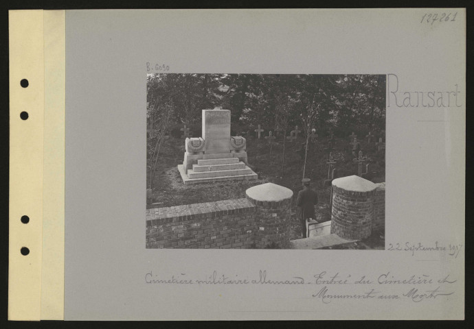 Ransart. Cimetière militaire allemand. Entrée du cimetière et Monument aux Morts