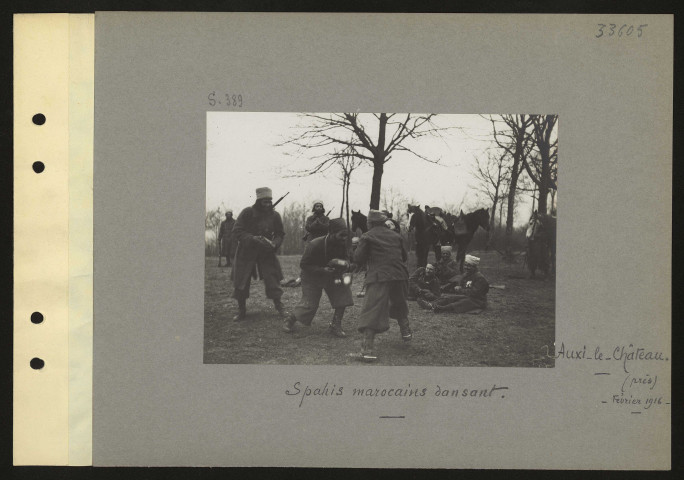 Auxi-le-Château (près). Spahis marocains dansant