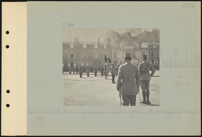 Sainte-Menehould. Place de l'Hôtel de ville. Prise d'armes pour une remise de décorations. Le général Anthoine commandant le 10e CA décore le capitaine Duport