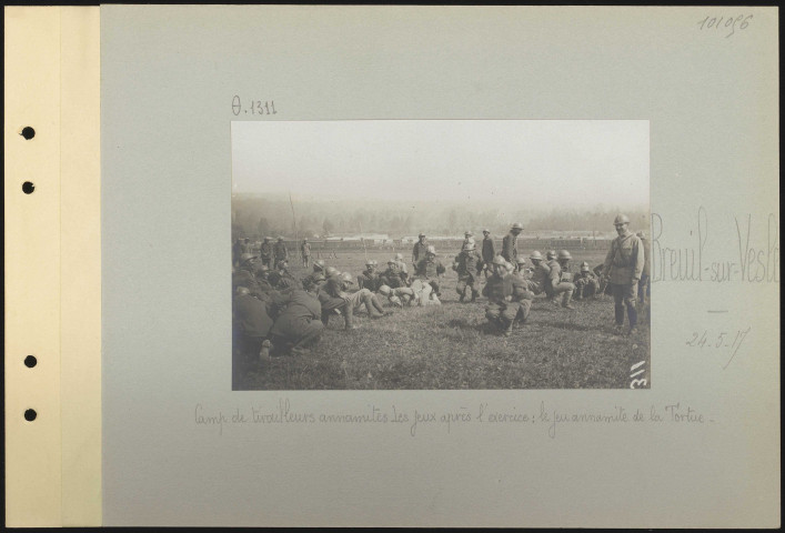 Breuil-sur-Vesle. Camp de tirailleurs annamites. Les jeux après l'exercice : le jeu annamite de la Tortue