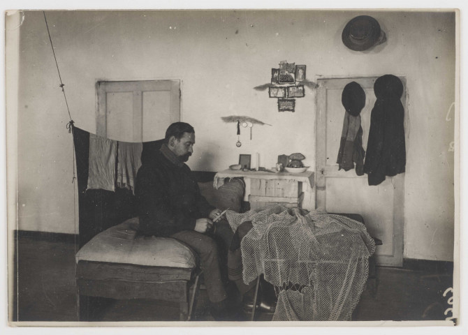 Guérande. Dépôt d'internés au séminaire. Allemand faisant un filet