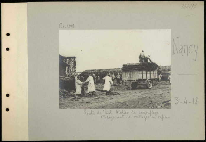 Nancy. Route de Toul. Atelier de camouflage. Chargement de treillages en raphia