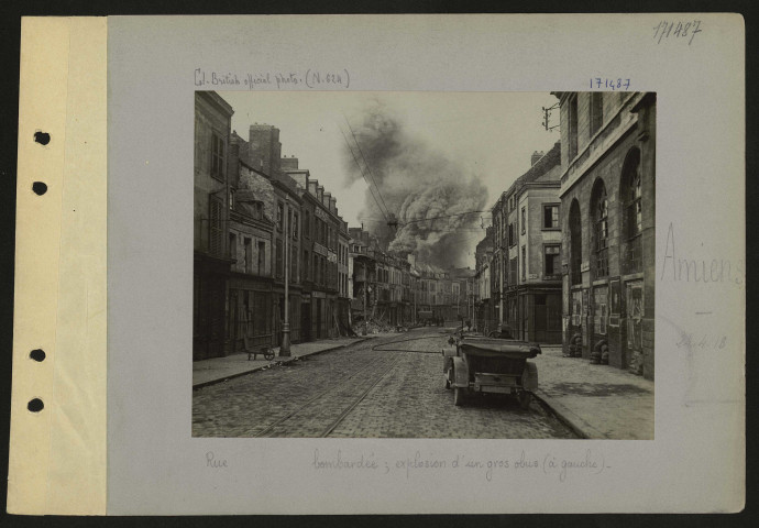 Amiens. Rue ? bombardée ; explosion d'un gros obus (à gauche)