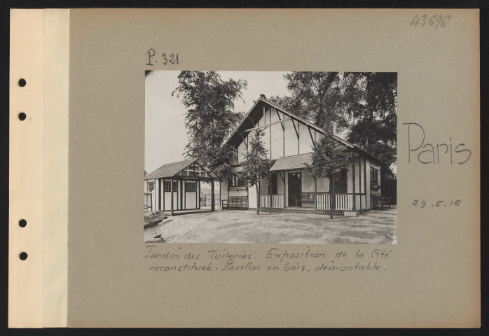 Paris. Jardin des Tuileries. Exposition de la cité reconstituée. Pavillon en bois, démontable