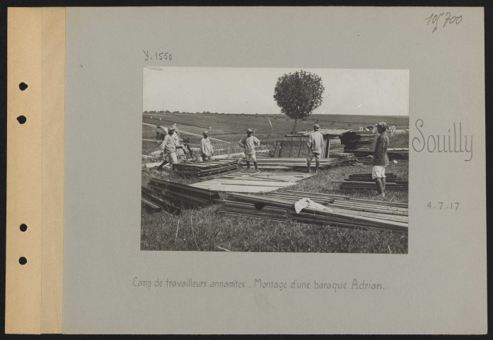 Souilly. Camp de travailleurs annamites. Montage d'une baraque Adrian