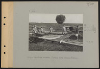 Souilly. Camp de travailleurs annamites. Montage d'une baraque Adrian