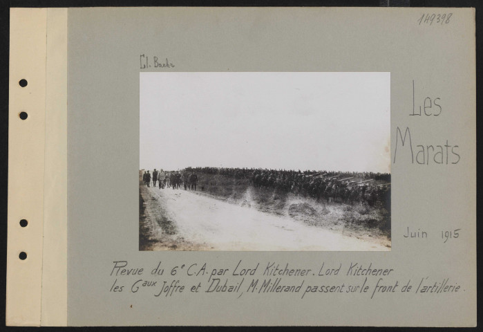 Les Marats. Revue du 6e CA par Lord Kitchener. Lord Kitchener, les généraux Joffre et Dubail, M. Millerand passent sur le front de l'artillerie