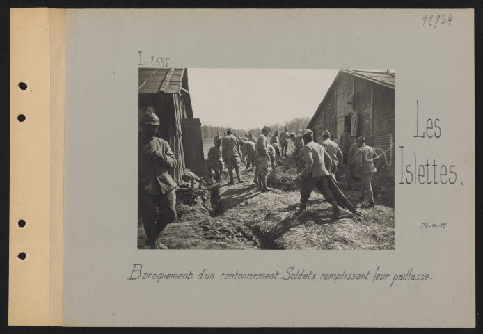 Les Islettes. Baraquements d'un cantonnement. Soldats remplissant leur paillasse