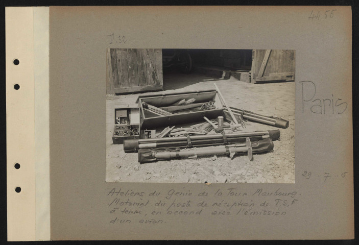 Paris. Ateliers du génie de La Tour Maubourg. Matériel du poste de réception de TSF à terre, en accord avec l'émission d'un avion