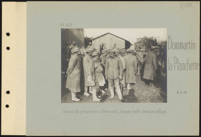 Dommartin-la-Planchette. Convoi de prisonniers allemands faisant halte dans un village
