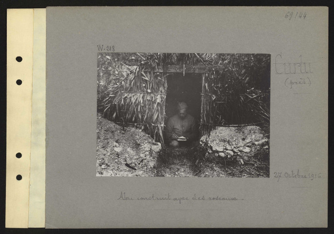 Curlu (près). Abri construit avec des roseaux