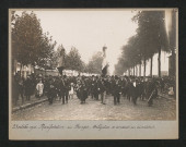 Manifestation au Bourget. Délégation se rendant au cimetière