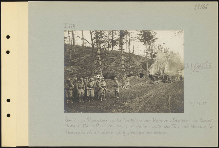 La Harazée (près). Ravin du ruisseau de la Fontaine au Mortier. Secteur du Saint-Hubert. Carrefour du ravin et de la route du Four de Paris à la Harazée. À droite, abris ; à gauche, troupe de relève