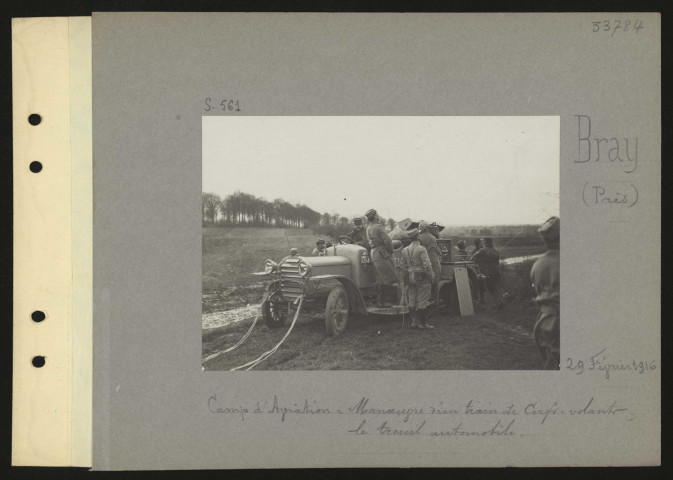 Bray (près). Camp d'aviation. Manœuvre d'un train de cerfs-volants ; le treuil automobile