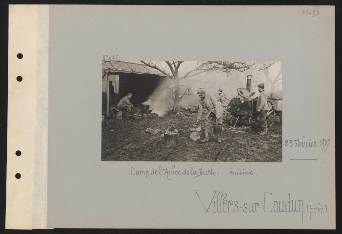 Villiers-sur-Coudun (près). Camp de l'arbre de la butte : cuisine