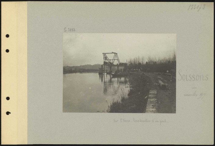 Soissons. Sur l'Aisne. Construction d'un pont