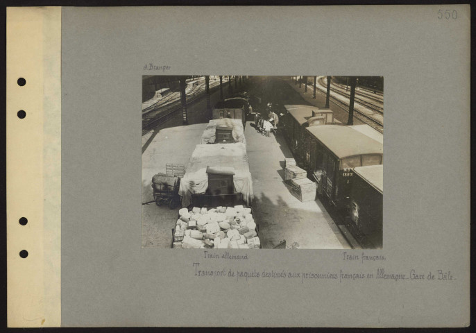 Gare de Bâle (Suisse). Transport de paquets destinés aux prisonniers français en Allemagne