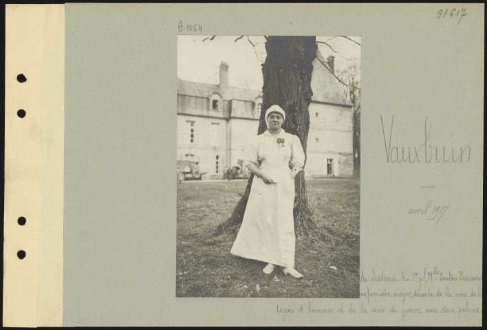 Vauxbuin. Au château. Au premier plan, mademoiselle Canton-Baccarat infirmière-major, décorée de la croix de la Légion d'honneur et de la croix de guerre avec deux palmes