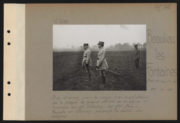 Beaulieu-les-Fontaines (près et au nord de). Prise d'armes pour la remise, par le général Pétain de la plaque de grand-officier de la Légion d'honneur au général Débeney. Les généraux Pétain, Fayolle et Débeney pendant le défilé des troupes