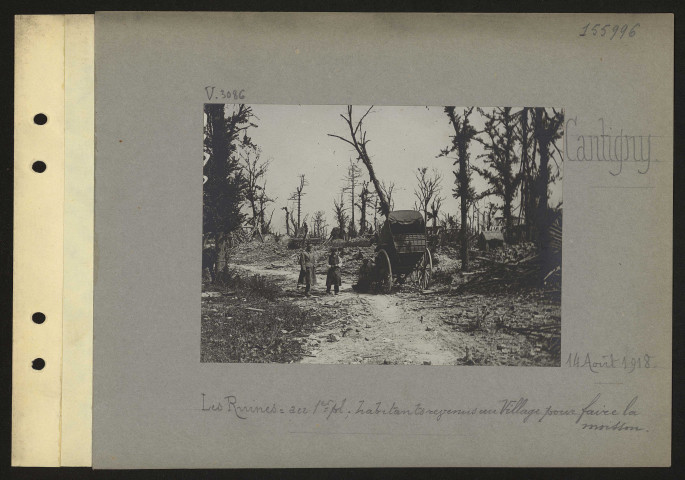 Cantigny. Les ruines : au premier plan ; habitants revenus au village pour faire la moisson