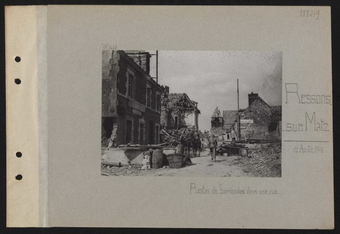 Ressons-sur-Matz. Restes de barricades dans une rue