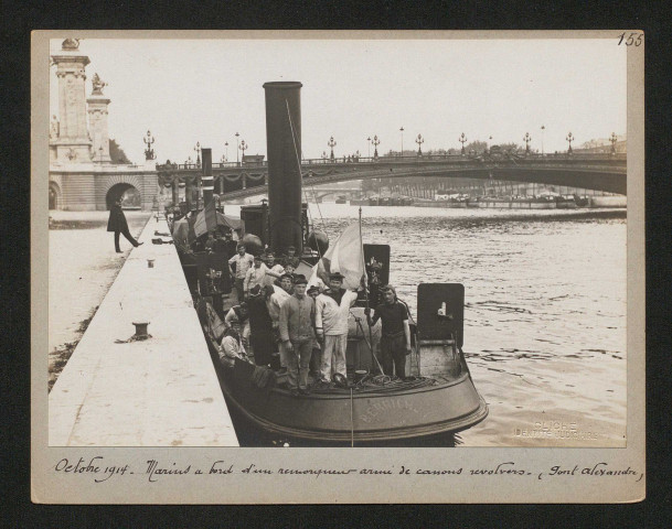 Marins à bord d'un remorqueur armé de canons revolvers (pont Alexandre)