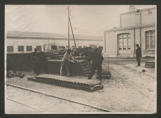 Armement et matériel défensif dans divers lieux