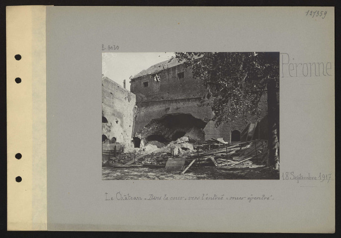 Péronne. Le château : dans la cour. Vers l'entrée : mur éventré