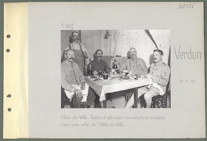 Verdun. Hôtel de ville. Popote d'officiers nouvellement installée dans une salle de l'hôtel de ville
