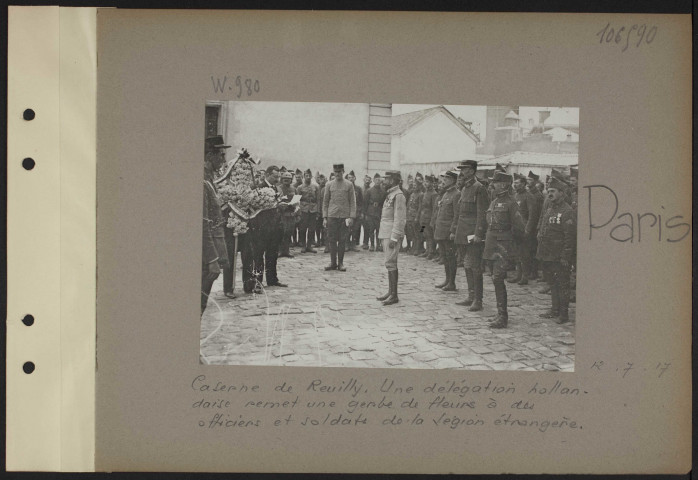 Paris. Caserne de Reuilly. Une délégation hollandaise remet une gerbe de fleurs à des officiers et soldats de la Légion étrangère