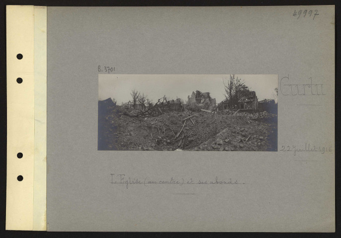 Curlu. L'église (au centre) et ses abords