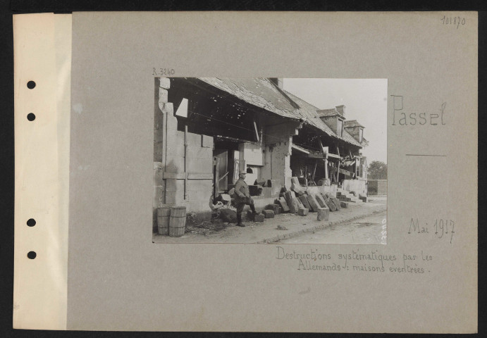 Passel. Destructions systématiques par les Allemands : maisons éventrées