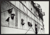 Marseille 1944 (ou 1945?). Arrivée des prisonniers de guerre français sur un bateau soviétique