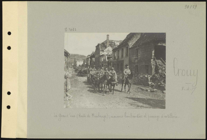 Crouy. La grand'rue (route de Maubeuge) ; maisons bombardées et passage d'artillerie