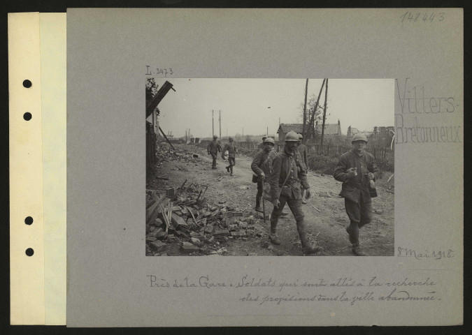 Villers-Bretonneux. Près de la gare : soldats qui sont allés à la recherche des provisions dans la ville abandonnée