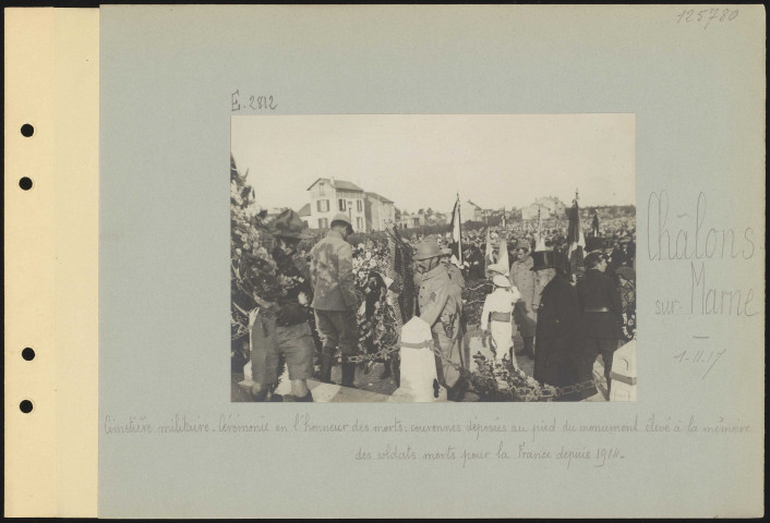 Châlons-sur-Marne. Cimetière militaire. Cérémonie en l'honneur des morts : couronnes déposées au pied du monument élevé à la mémoire des soldats morts pour la France depuis 1914