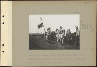 Darney. Remise du drapeau offert par la Ville de Paris au 21e régiment d'infanterie tchécoslovaque. Le drapeau et le colonel Philippe avant la lecture du serment