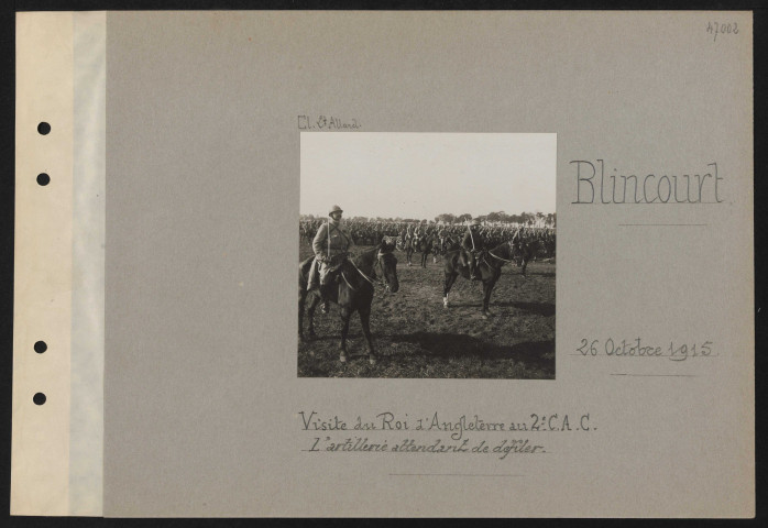 Blincourt. Visite du roi d'Angleterre au deuxième CAC. L'artillerie attendant de défiler