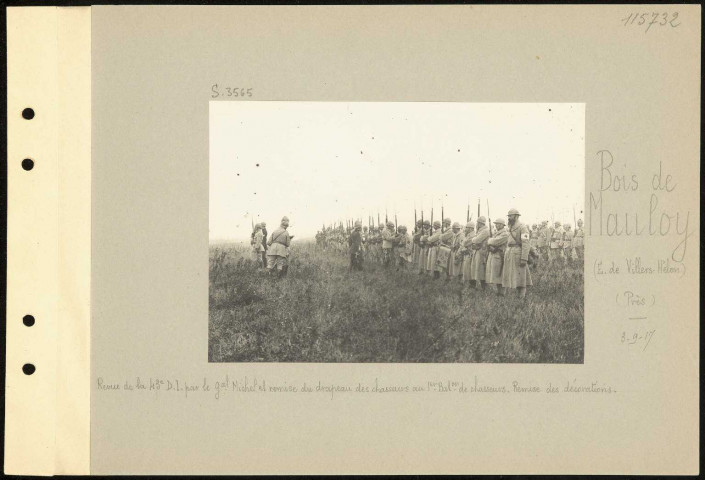 Bois de Mauloy (est de Villers-Hélon) (près). Revue de la 43e division d'infanterie par le général Michel et remise du drapeau des chasseurs au premier bataillon de chasseurs. Remise des décorations